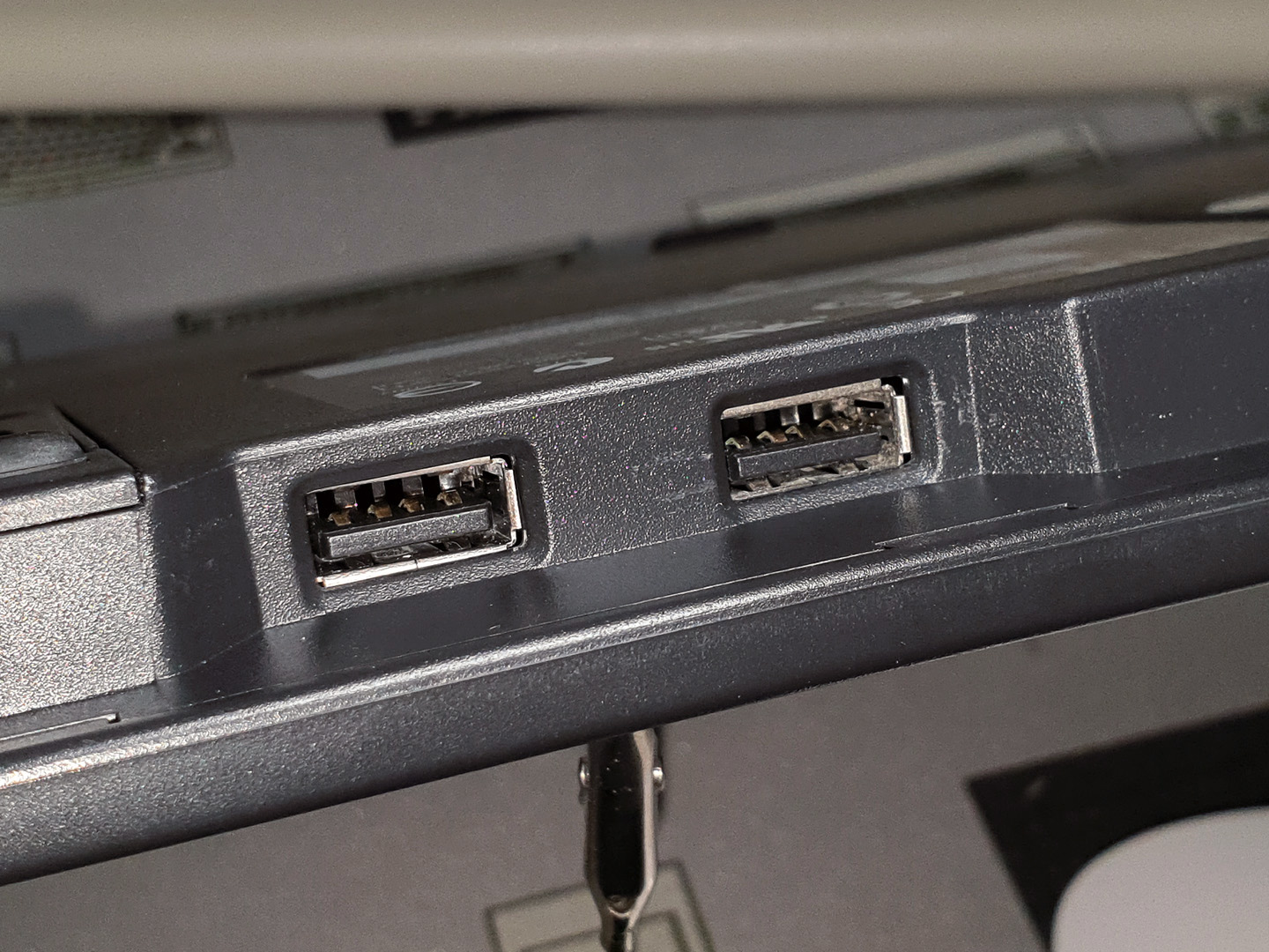 2004 SK-8845's USB ports<a class='source-link' href='/wiki?id=ibm88xxultranav#Sources'><sup>[ASK]</sup></a>